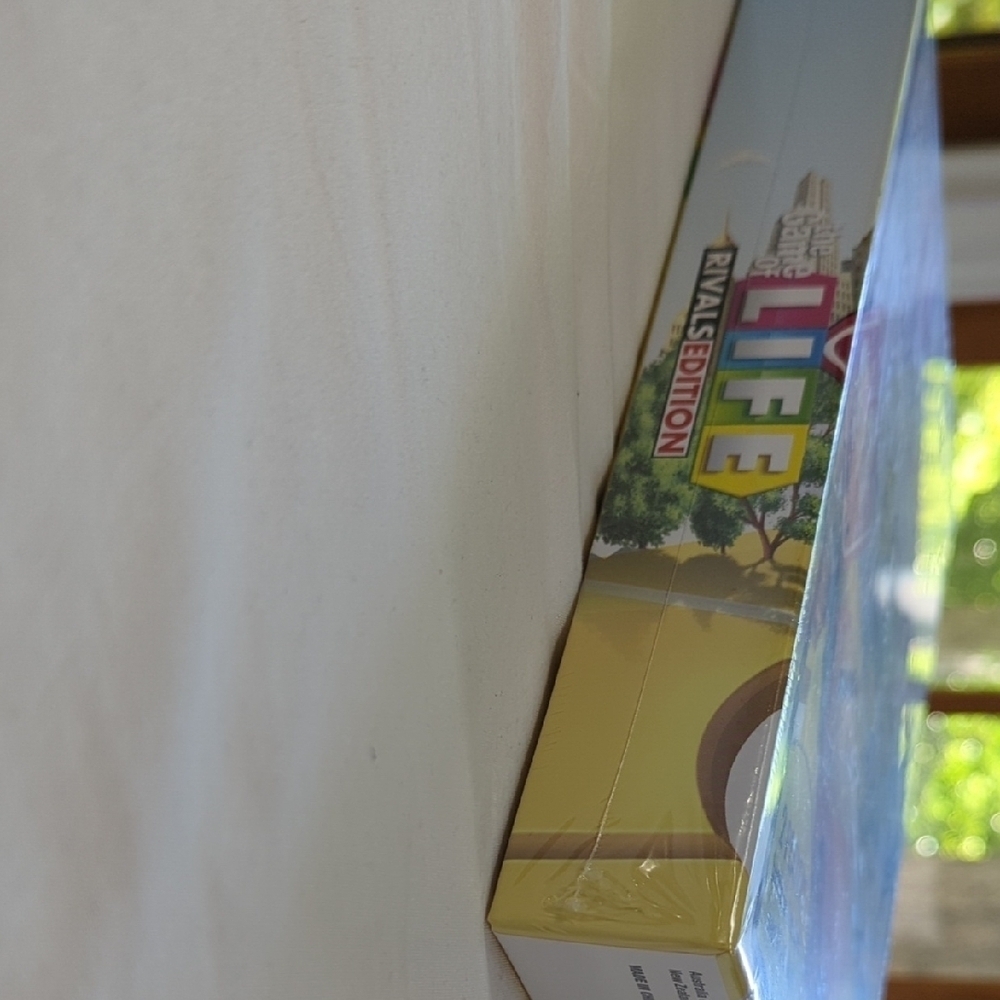 Hasbro The Game of Life Rivals Edition - Red and Blue - Picture 3 of 5